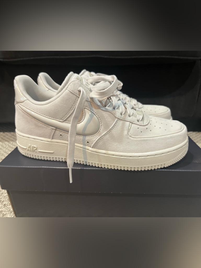 Womans Nike Air Force 1 07 Size 95 Brand New